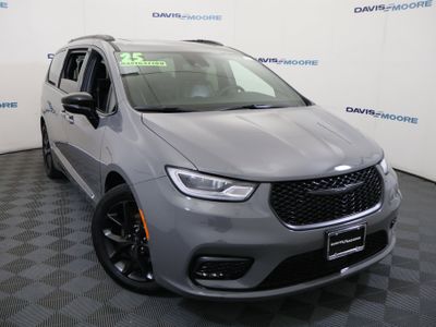 2025 Chrysler Pacifica — side profile view