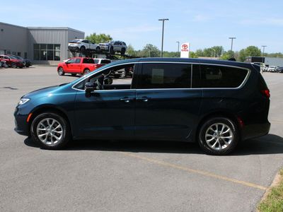 2025 Chrysler Pacifica — detail view