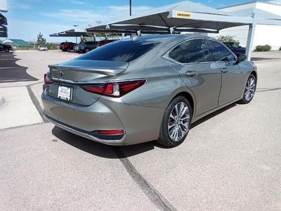 2021 Lexus ES 300h — detail view