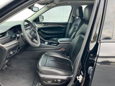 2023 Jeep Grand Cherokee — interior view