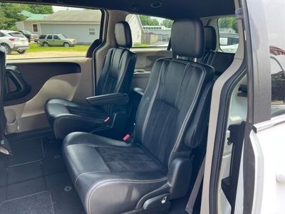 2017 Dodge Grand Caravan — detail view