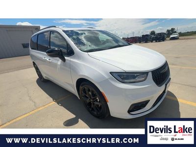 2025 Chrysler Pacifica — side profile view