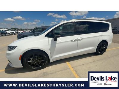 2025 Chrysler Pacifica — detail view