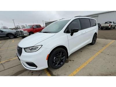 2026 Chrysler Pacifica — detail view