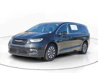 2024 Chrysler Pacifica Hybrid — side profile view