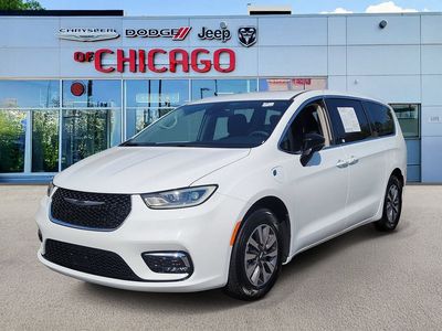 2024 Chrysler Pacifica Hybrid — side profile view