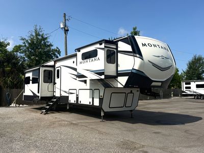2021 Keystone RV Montana 3781RL — front three-quarter view