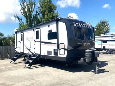 2025 Forest River Rockwood Ultra lite 2806BS — front three-quarter view
