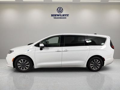 2023 Chrysler Pacifica — side profile view