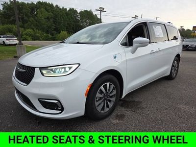 2022 Chrysler Pacifica Hybrid — interior view