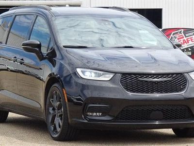 2021 Chrysler Pacifica — side profile view