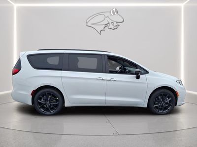 2026 Chrysler Pacifica — detail view
