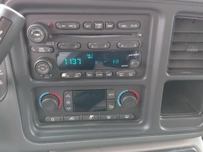 2004 Chevrolet Suburban — detail view