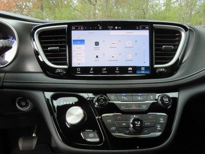 2026 Chrysler Pacifica — detail view