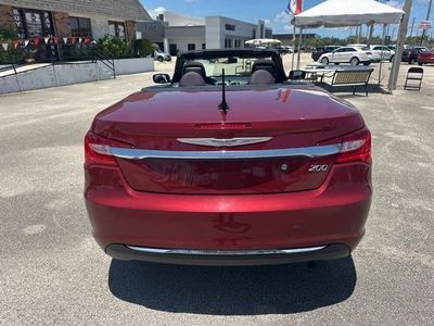 2013 Chrysler 200 — detail view