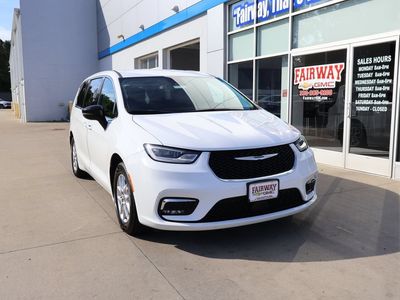2024 Chrysler Pacifica — side profile view