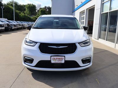 2024 Chrysler Pacifica — detail view