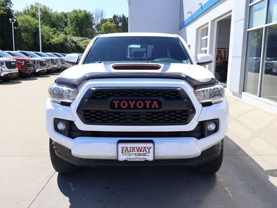 2016 Toyota Tacoma — detail view