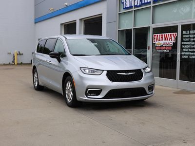 2024 Chrysler Pacifica — side profile view