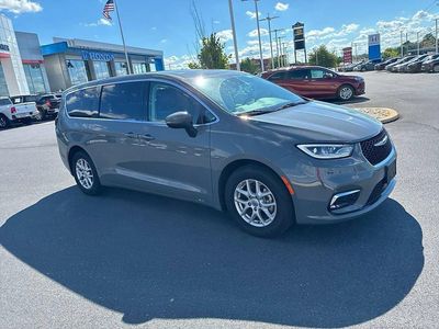 2023 Chrysler Pacifica — side profile view