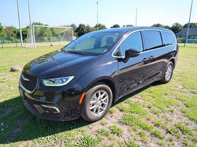 2025 Chrysler Pacifica — side profile view