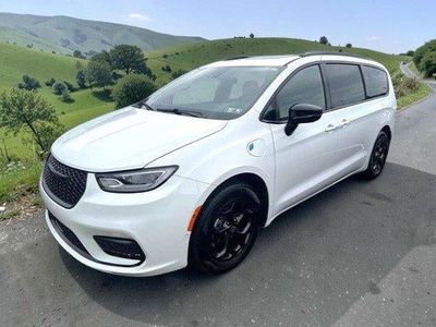 2025 Chrysler Pacifica — side profile view