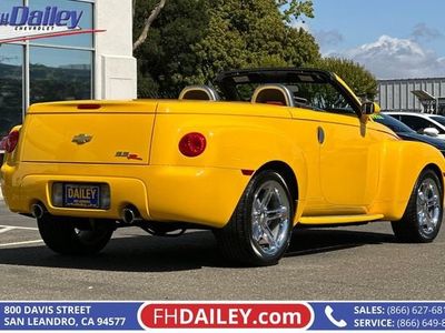 2005 Chevrolet SSR — interior view