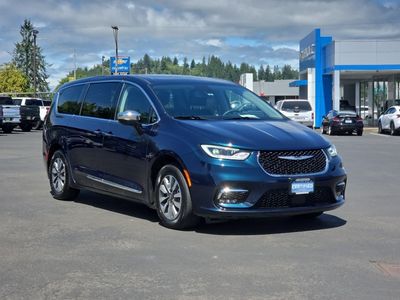 2023 Chrysler Pacifica — side profile view
