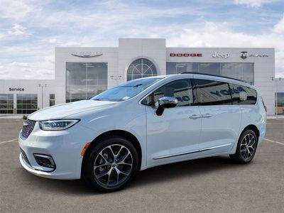 2023 Chrysler Pacifica — detail view