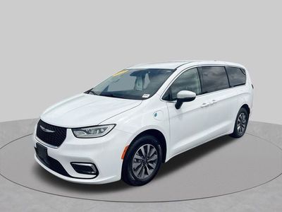2023 Chrysler Pacifica Hybrid — interior view