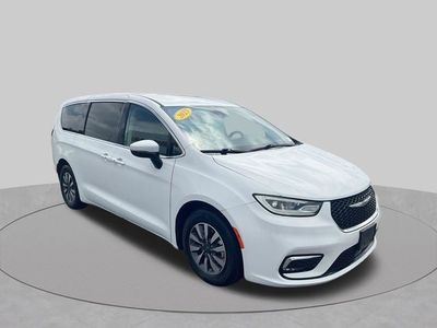 2023 Chrysler Pacifica Hybrid — detail view
