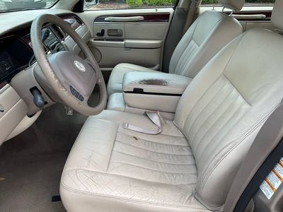 2003 Lincoln Town Car — detail view