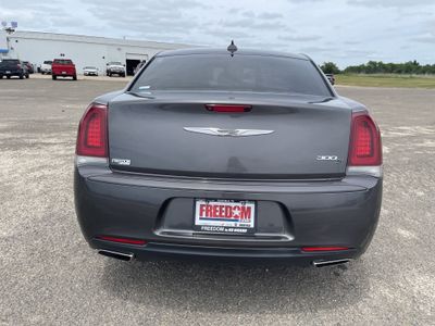 2020 Chrysler 300 — detail view