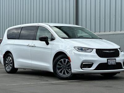2024 Chrysler Pacifica Hybrid — side profile view