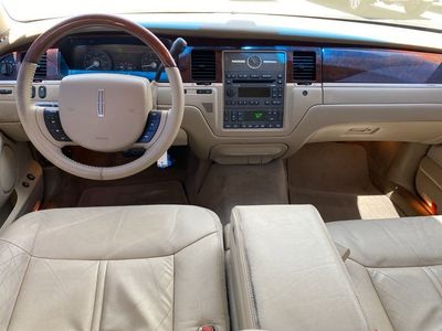 2008 Lincoln Town Car — detail view
