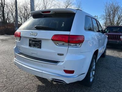 2020 Jeep Grand Cherokee — rear three-quarter view