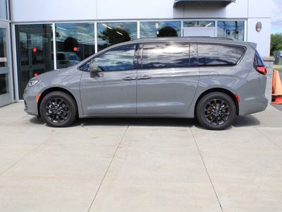 2022 Chrysler Pacifica — detail view