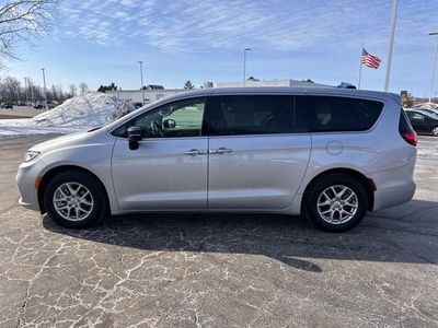 2024 Chrysler Pacifica — side profile view