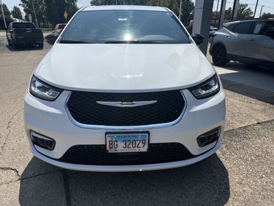2025 Chrysler Pacifica — side profile view