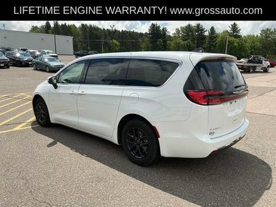 2023 Chrysler Pacifica — detail view