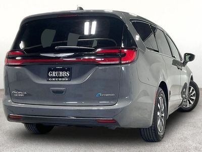 2022 Chrysler Pacifica Hybrid — side profile view