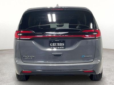 2022 Chrysler Pacifica Hybrid — detail view