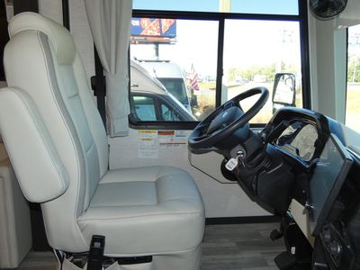 2026 Thor Motor Coach Luminate - Photo 8