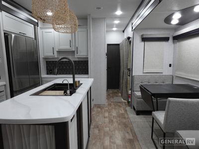 2025 Crossroads RV Hampton - Photo 7