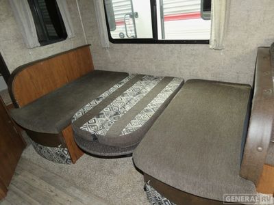 2017 Coachmen Freedom Express - Photo 13