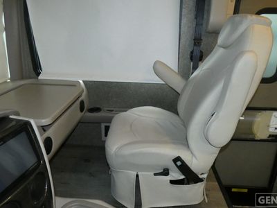 2019 Thor Motor Coach Challenger - Photo 13