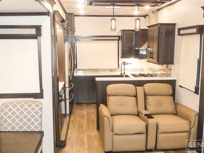 2021 Crossroads RV Redwood - Photo 5