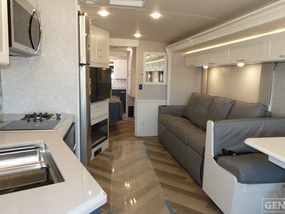 2025 Winnebago Adventurer - Photo 5