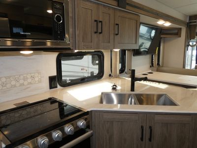 2025 Winnebago Sunstar - Photo 7
