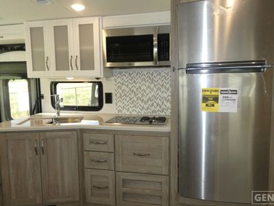 2025 Winnebago Adventurer - Photo 7